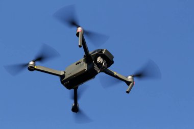Dji drone gökyüzünde uçan - Bükreş