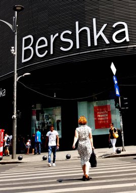 Bükreş sokak fotoğrafçılığı - Unirii Meydanı - Bershka dükkanı
