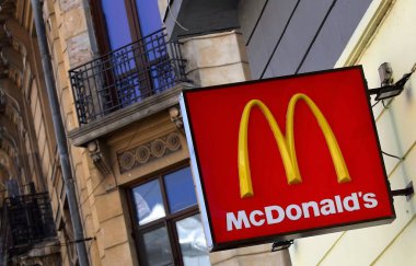 Bükreş şehir merkezinde Mcdonald's logosu