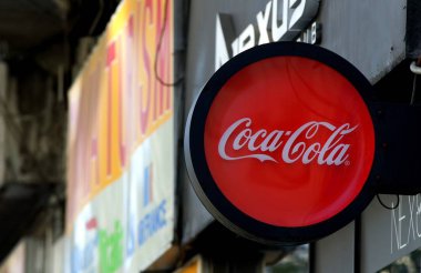 Bükreş şehir merkezinde Coca-Cola logosu