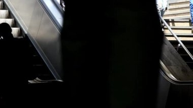 Bükreş, Romanya - 24 Mayıs 2018: Bükreş, Romanya'da Üniversite Pasajı'nda (Pasajul Universitatii) yürüyen merdivenler inip çıkıyor.