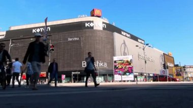 Bükreş, Romanya - 17 Mayıs 2018: Unirea Alışveriş Merkezi'nde bulunan Bershka ve Koton mağazalarının yakınındaki caddeyi geçerek Unirii Square, Bükreş, Romanya.