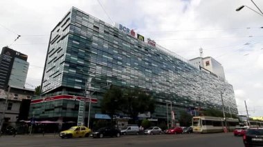 Bükreş, Romanya - 06 Temmuz 2018: Bükreş'teki Victoria Meydanı yakınlarındaki Titulescu Bulvarı üzerinde yer alan America House Ofisleri binası