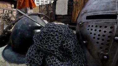 Bükreş, Romanya - Jule 10, 2018: Bükreş, Romanya'da düzenlenen ortaçağ fuarında çok sayıda zırh, silah ve şövalye kaskı yer alıyor.