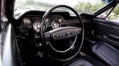 Bükreş, Romanya - 10 Haziran 2018: Romanya'nın Bükreş kentinde ki Anayasa Meydanı'nda 1968 yılında kırmızı bir Ford Mustang Cabrio park halinde. Bu görüntüler sadece editoryal kullanım içindir