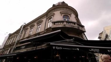Bükreş, Romanya - 29 Haziran 2018: Romanya'nın eski Bükreş şehrinde barlar, barlar, kafeler, restoranlar, teraslar ve hatta diskoların turistleriçin cazibe merkezi olarak açıldığı güzel mimariye sahip evlere sahip eski tarz sokaklar.