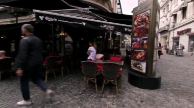 Bükreş, Romanya - 29 Haziran 2018: Romanya'nın eski Bükreş şehrinde barlar, barlar, kafeler, restoranlar, teraslar ve hatta diskoların turistleriçin cazibe merkezi olarak açıldığı güzel mimariye sahip evlere sahip eski tarz sokaklar.