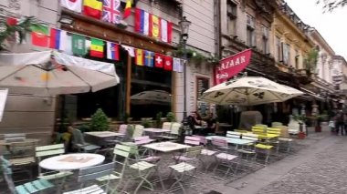 Bükreş, Romanya - 29 Haziran 2018: Romanya'nın eski Bükreş şehrinde barlar, barlar, kafeler, restoranlar, teraslar ve hatta diskoların turistleriçin cazibe merkezi olarak açıldığı güzel mimariye sahip evlere sahip eski tarz sokaklar.