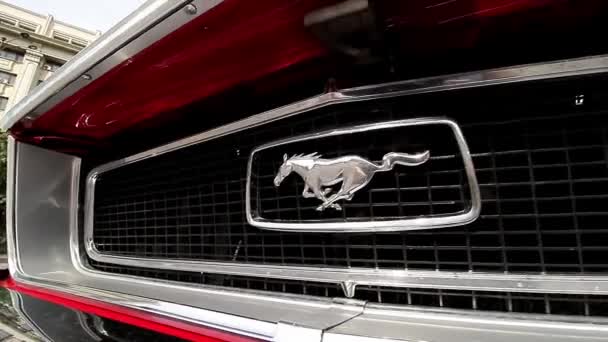 Bucharest Rumania Juni 2018 Konvertibel Ford Mustang 1968 Merah Diparkir — Stok Video