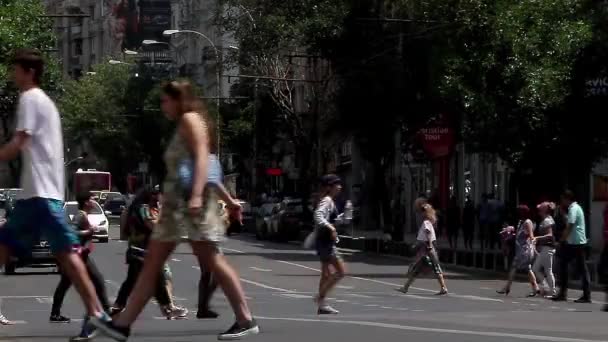 Bucharest Romania June 2018 Pedestrians Cross Street Regina Elisabeta Boulevard — Stock Video