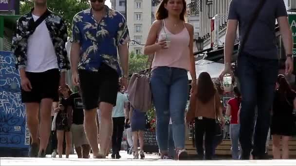 Bukarest Rumänien Juni 2018 Fotgängare Nedför Gatan Trottoaren Framför Manuc — Stockvideo