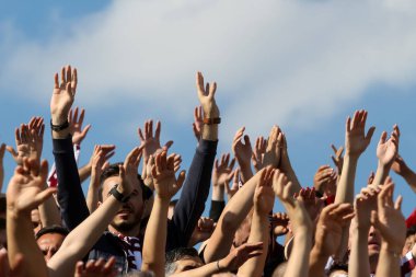 Eller göğe kaldırdı - Bükreş