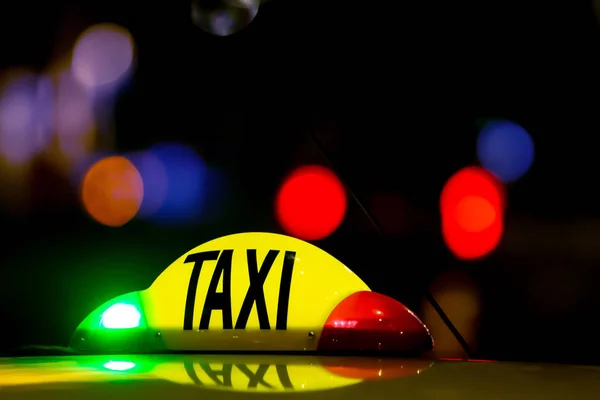 Taxi v noci se signálním systémem. — Stock fotografie