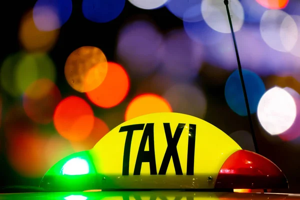 Táxi à noite com luzes sistema de sinal funciona . — Fotografia de Stock