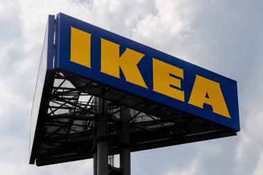 Bükreş, Romanya - 24 Haziran 2019: Ikea mağazası logosu, Bükreş'te ve Romanya'nın başka yerlerinde ikinci olan Ikea Pallady mağazasının açılış gününde yüksek bir reklam direğinde görülüyor..
