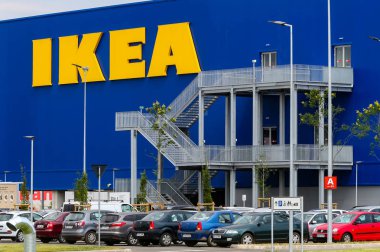 Bükreş, Romanya - 24 Haziran 2019: Ikea binasının logosu ve acil çıkışları Ikea Pallady mağazasının açılış gününde, bükreş'te ikinci ve Romanya'nın başka yerlerinde görülüyor..