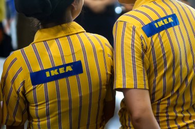Bükreş, Romanya - 24 Haziran 2019: Üniformalı Ikea personeli, Bükreş'te ve Romanya'nın başka yerlerinde ikinci olan Ikea Pallady mağazasının açılış gününde ilk alıcıları bekliyor.
