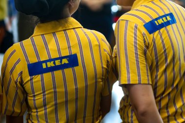 Bükreş, Romanya - 24 Haziran 2019: Üniformalı Ikea personeli, Bükreş'te ve Romanya'nın başka yerlerinde ikinci olan Ikea Pallady mağazasının açılış gününde ilk alıcıları bekliyor.