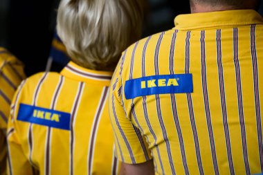 Bükreş, Romanya - 24 Haziran 2019: Üniformalı Ikea personeli, Bükreş'te ve Romanya'nın başka yerlerinde ikinci olan Ikea Pallady mağazasının açılış gününde ilk alıcıları bekliyor.
