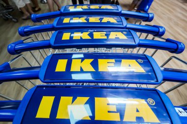 Bükreş, Romanya - 24 Haziran 2019: Ikea Pallady mağazasının açılış gününde çekilen Ikea logosunu taşıyan alışveriş arabalarıyla yakın çekim, Bükreş'te ikinci ve Romanya'nın başka yerlerinde.