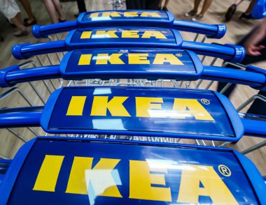 Bükreş, Romanya - 24 Haziran 2019: Ikea Pallady mağazasının açılış gününde çekilen Ikea logosunu taşıyan alışveriş arabalarıyla yakın çekim, Bükreş'te ikinci ve Romanya'nın başka yerlerinde.