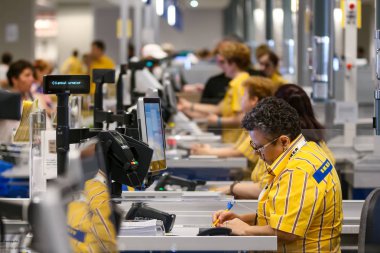 Bükreş, Romanya - 24 Haziran 2019: Yazar kasalarda çalışan Ikea çalışanları, Bükreş'te ve Romanya'nın başka yerlerinde ikinci olan Ikea Pallady mağazasının açılış gününde görülüyor..