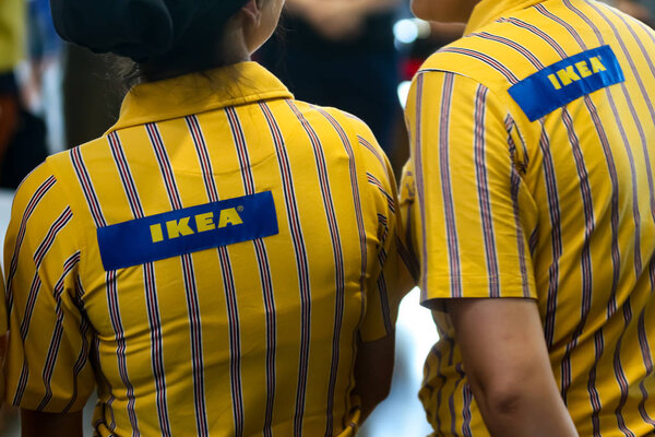 Бухарест, Румыния - 24 июня 2019 года: Сотрудники IKEA, одетые в униформу, ждут первых покупателей в день открытия магазина IKEA Pallady, который является вторым в Бухаресте и других местах Румынии
.