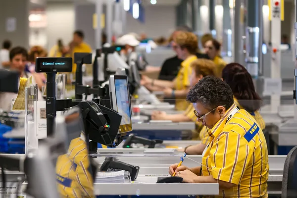 Bükreş, Romanya - 24 Haziran 2019: Yazar kasalarda çalışan Ikea çalışanları, Bükreş'te ve Romanya'nın başka yerlerinde ikinci olan Ikea Pallady mağazasının açılış gününde görülüyor..