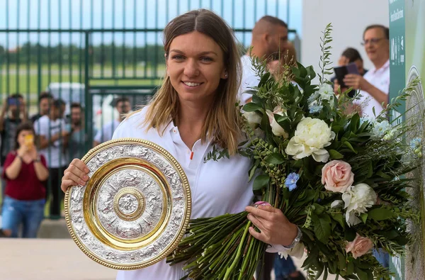 Wimbledon sieger simona halep - ankunft in rumänien — Stockfoto