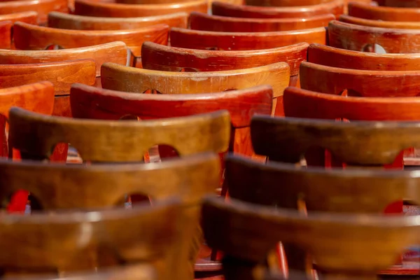 Bükreş, Romanya - 19 Temmuz 2019: Bükreş'te düzenlenen halka açık bir etkinlik sonrasında kırmızımsı lekeyle boyanmış birçok eski ahşap sandalye bir esplanade üzerine serilir.
