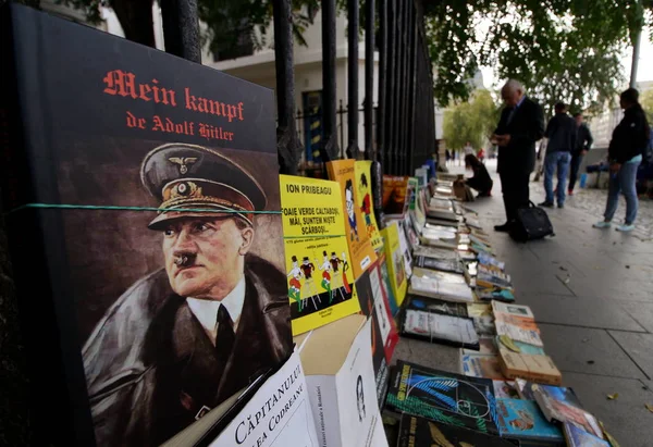 Mein Kampf - в продаже в антикварном магазине на улице — стоковое фото