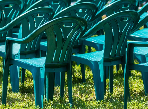 Groene kunststof stoelen — Stockfoto