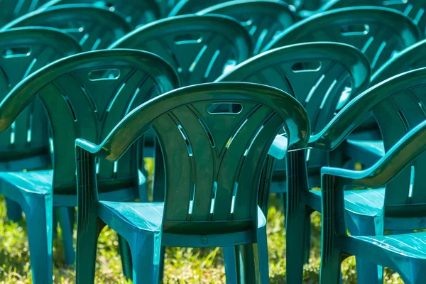 Groene kunststof stoelen — Stockfoto