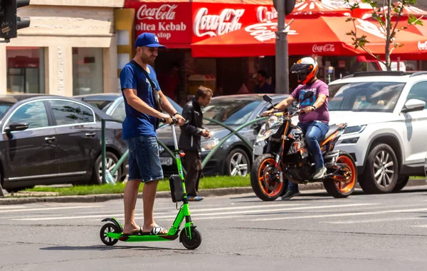 Vida da cidade - scooter elétrico - Bucareste, Roménia — Fotografia de Stock