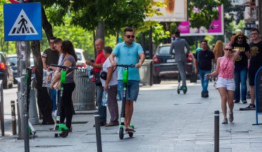Şehir hayatı-elektrikli scooter-Bükreş, Romanya