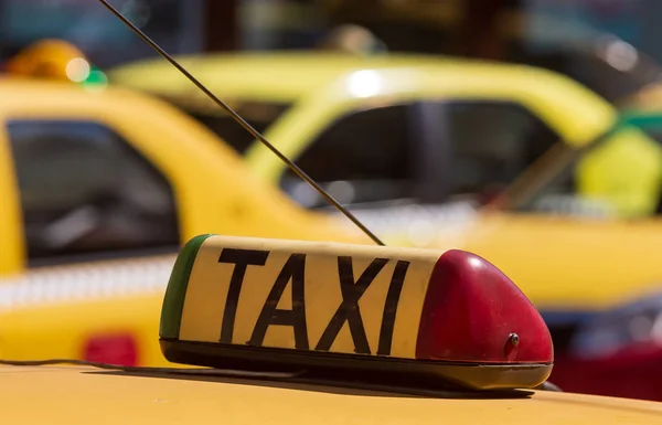 Sinal de táxi em um táxi amarelo — Fotografia de Stock