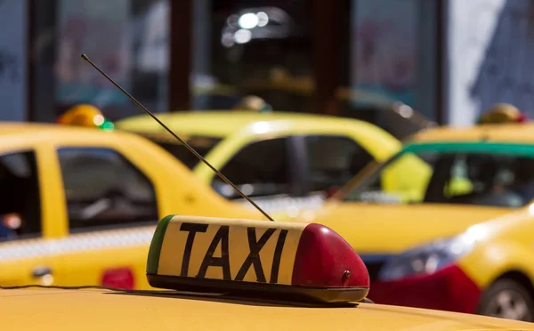 Taxischild an einem gelben Taxi — Stockfoto