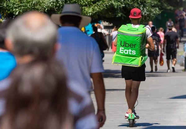 Food delivery courier - Bucharest — Stock Photo, Image