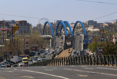 Bükreş, Romanya - 25 Mart 2019: Mihai Bravu Köprüsü Bükreş'teki Mihai Bravu Bulvarı'nın sonunda görülüyor. Bu resim yalnızca editoryal kullanım içindir.