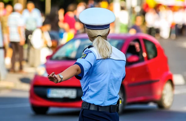 Policewoman kieruje ruchem samochodów — Zdjęcie stockowe