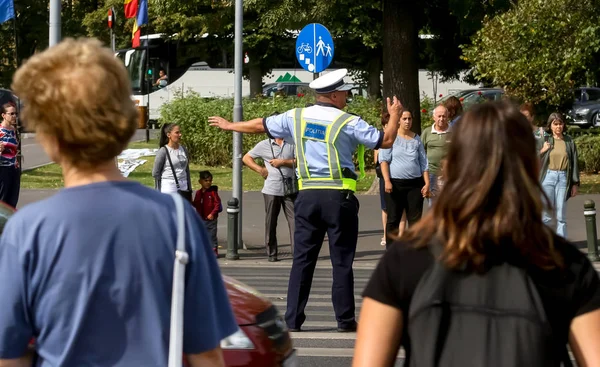 Polis kadın araba trafiğini yönlendirir — Stok fotoğraf