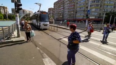 Bükreş, Romanya - 03 Eylül 2019: Bükreş'teki Bucur-Obor Geçidi üzerinde tramvay hatlarıyla karşıdan karşıya geçenler.