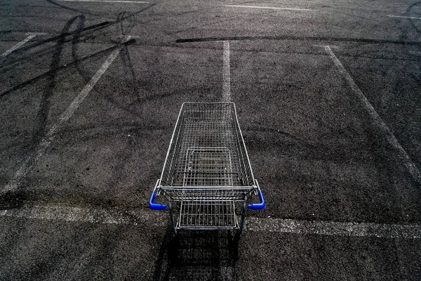 Заброшенная корзина супермаркета — стоковое фото