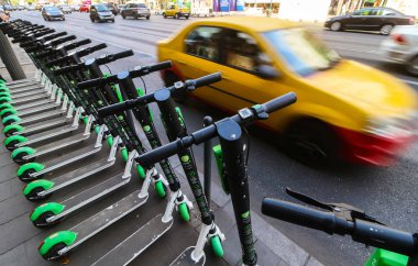 Bükreş, Romanya 'da scooter paylaşımı sistemi