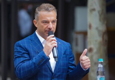 Bükreş, Romanya - 01 Haziran 2020: City Grill grubunun CEO 'su Daniel Mischie, Romanya' dan otel ve restoran sektörünün Covid-19 'a karşı güvenlik tedbirleri konusunda düzenlediği basın toplantısında konuştu.