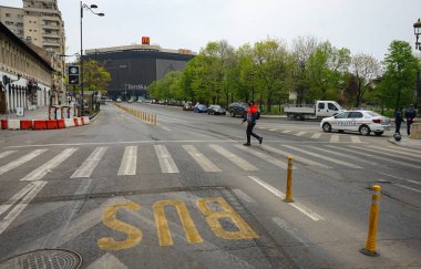 Bükreş, Romanya - 14 Nisan 2020: Coronavirus nedeniyle olağanüstü hal sırasında Unirii Meydanı 'ndaki boş cadde.