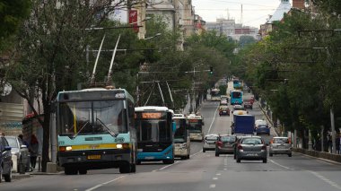 Bükreş, Romanya - 01 Haziran 2020: Bükreş Ulaştırma Toplumu tramvay ve otobüsleri Bükreş 'teki Regina Elisabeta Bulvarı' nda trafikte.