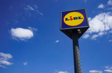 Bükreş, Romanya - 23 Nisan 2020: Alman süpermarket şirketi Lidl 'in belirtileri Romanya' nın Bükreş kentindeki bir alışveriş merkezi sinyal kulesinde görülüyor. Bu resim sadece editörler içindir..