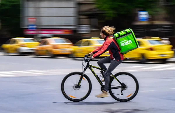 Bucarest Roumanie Mai 2020 Livreur Uber Mange Sur Vélo Grande — Photo