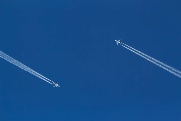 ルーマニアのブカレスト 2019年12月9日 ブカレストの空の反対方向から2機の飛行機が飛んでいるのが見えます この画像は編集のみの使用です — ストック写真